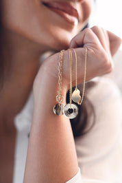 Collier personnalisable doré Adelie chaîne fine et médaille en forme de cœur à graver - Bijou porté dans la main