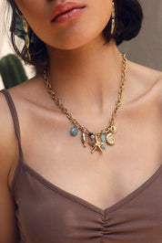  Collier doré Ainoa bleu maille pendentifs marins - Bijou porté