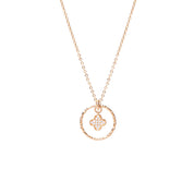 Collier doré trèfle zircons avec anneau martelé Aisling - Bijou photographié sur fond blanc