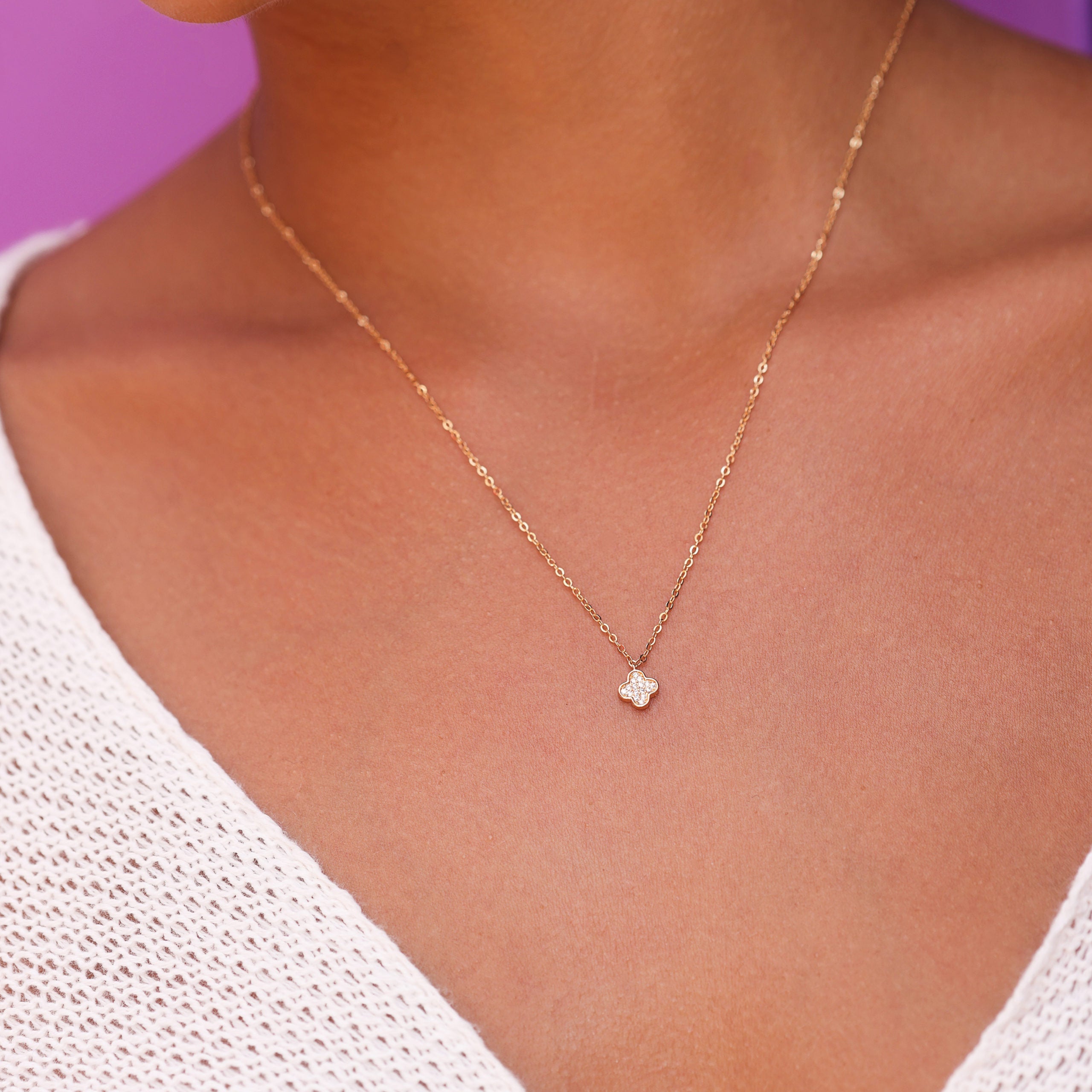Collier doré trèfle zircons Aisling - Bijou porté