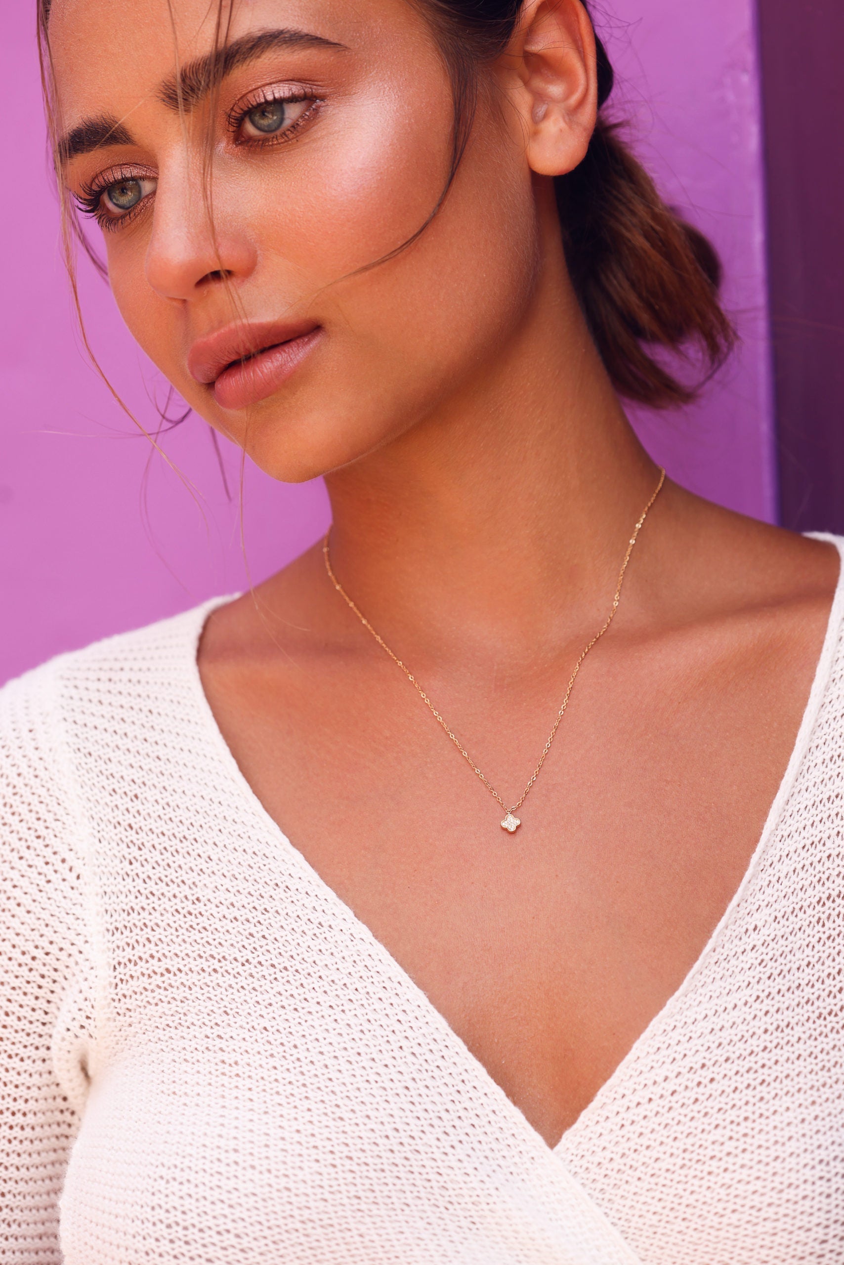 Collier doré trèfle zircons Aisling - Bijou porté