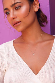 Collier doré trèfle zircons Aisling - Bijou porté