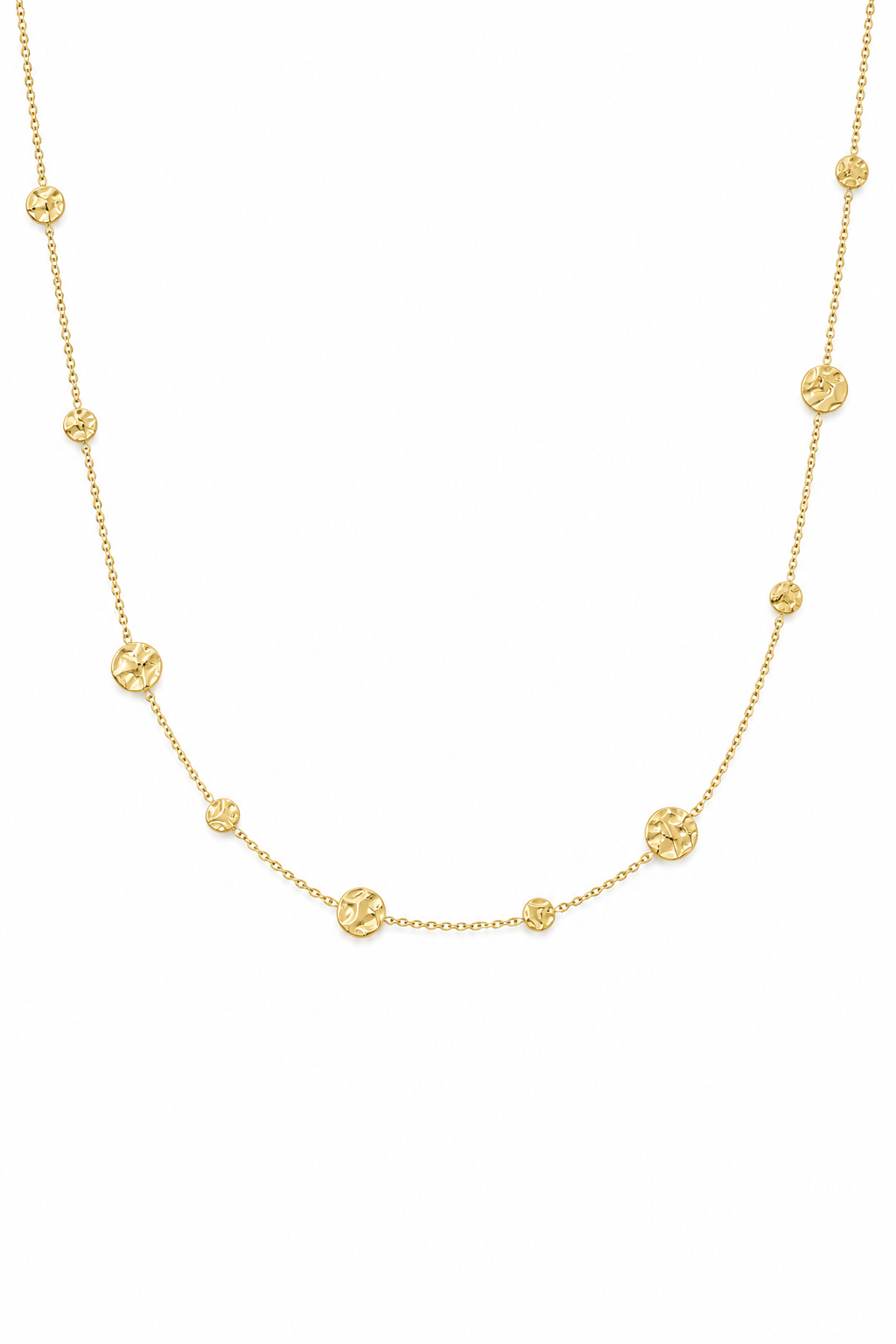 Collier doré Amalfi orné de pastilles martelées - Bijou sur fond blanc