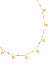 Collier doré Amalfi pampilles martelées - Bijou sur fond blanc