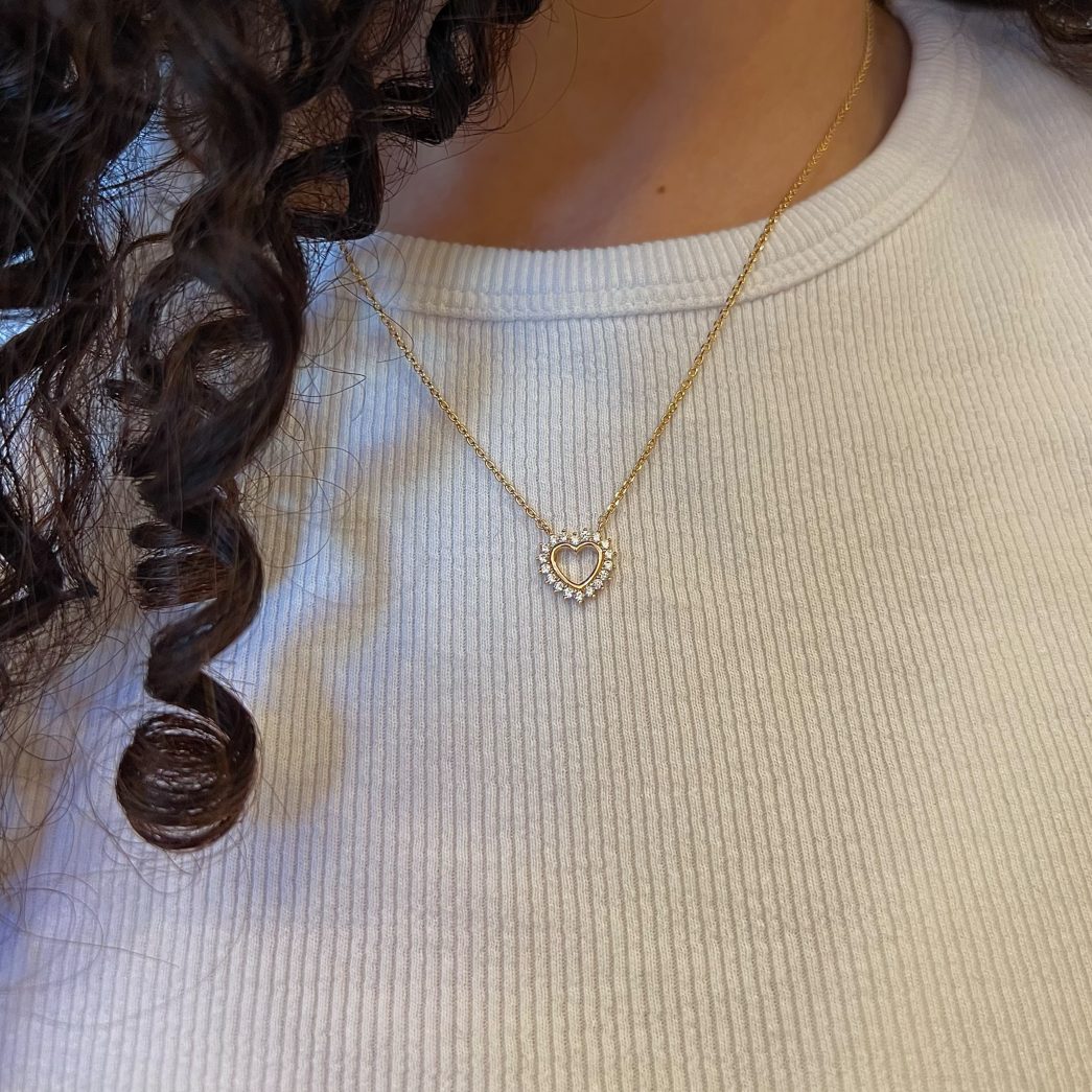 Collier doré Amata pendentif cœur serti de zircons - Bijou porté