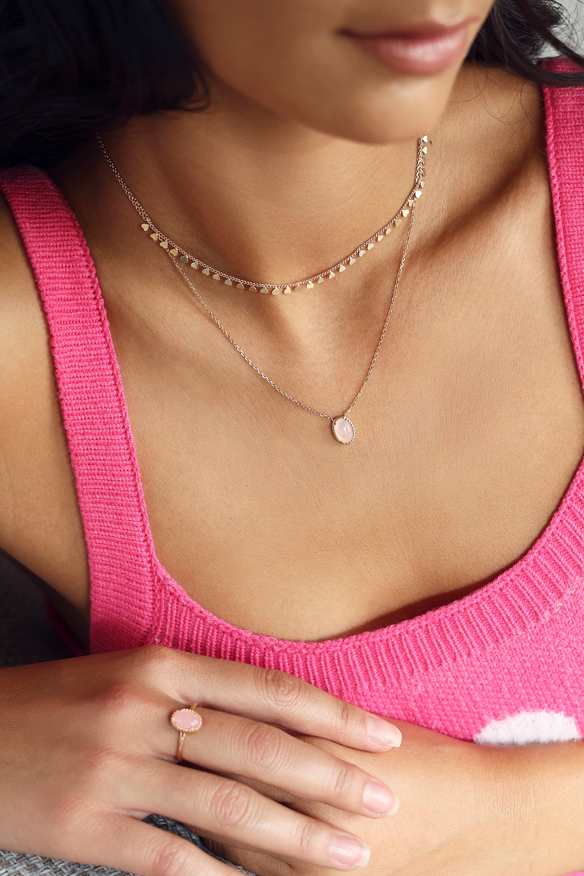 Collier doré Amore orné de pampilles en forme de cœur - Bijou porté