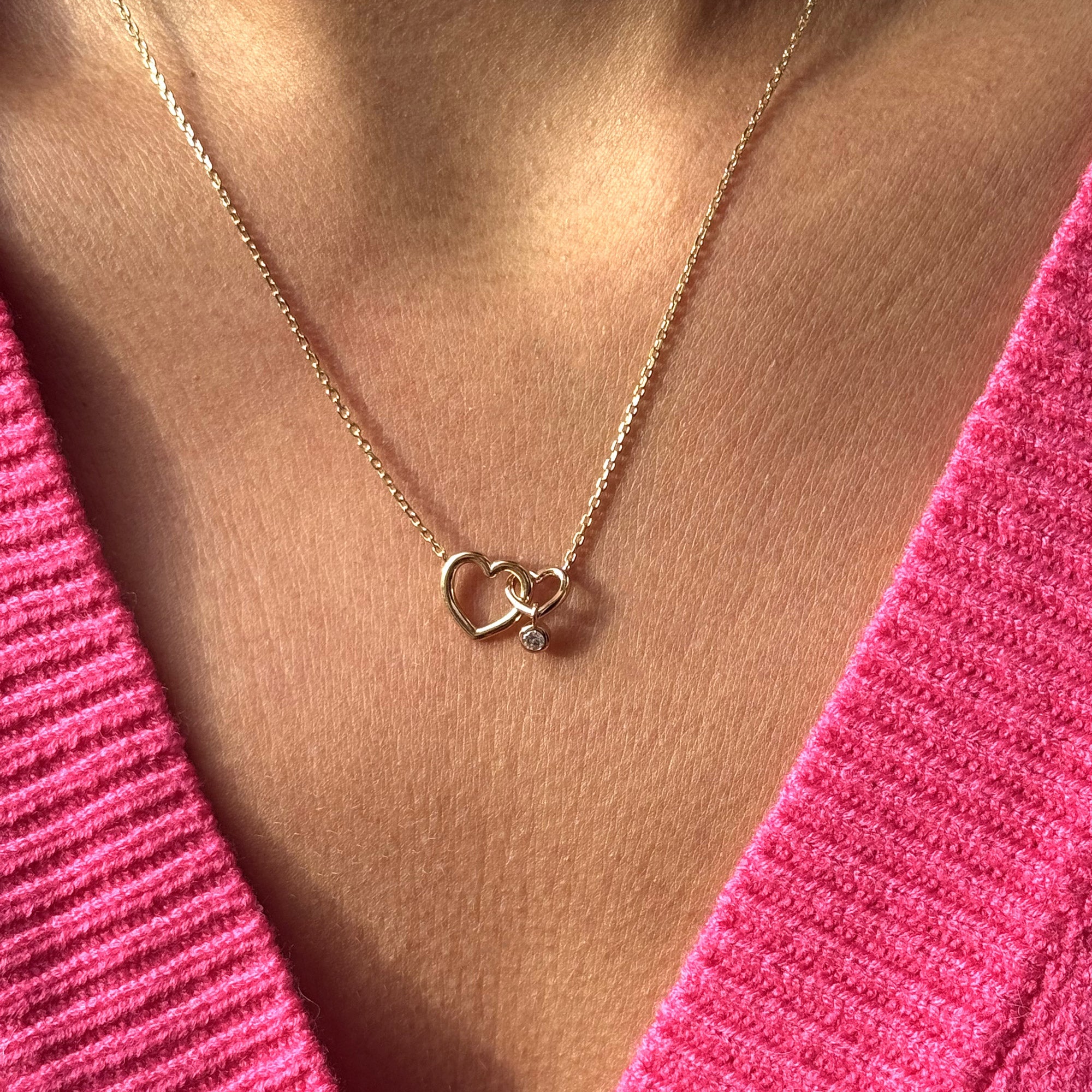 Collier doré Anaïs cœurs entrelacés et pendentif zircon - Bijou porté