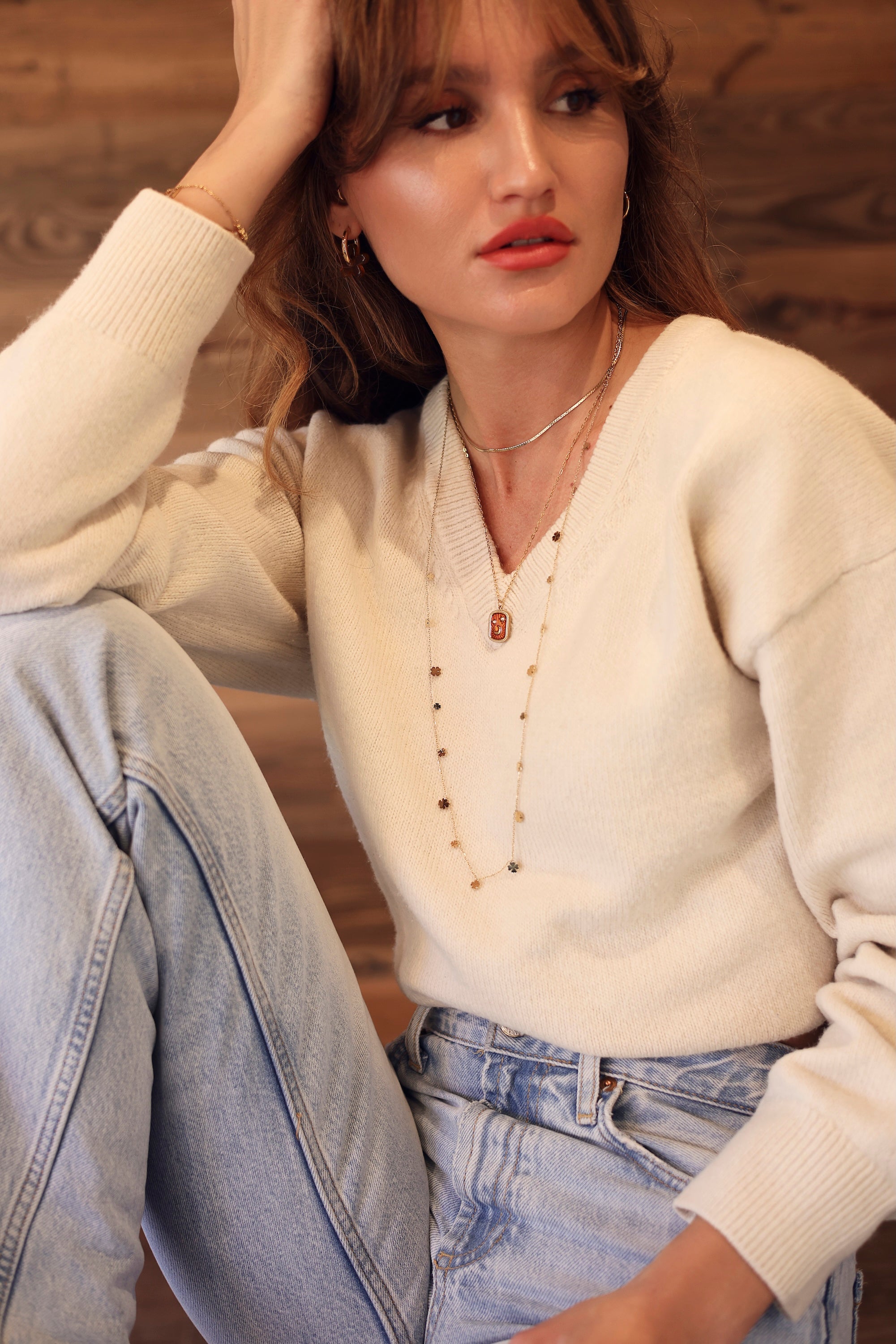 Collier doré Aquila orange avec pendentif lune et étoiles coloré orné de zircons - Bijou porté