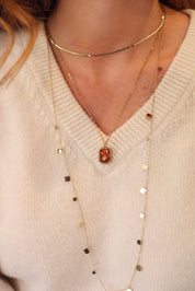 Collier doré Aquila orange avec pendentif lune et étoiles coloré orné de zircons - Bijou porté
