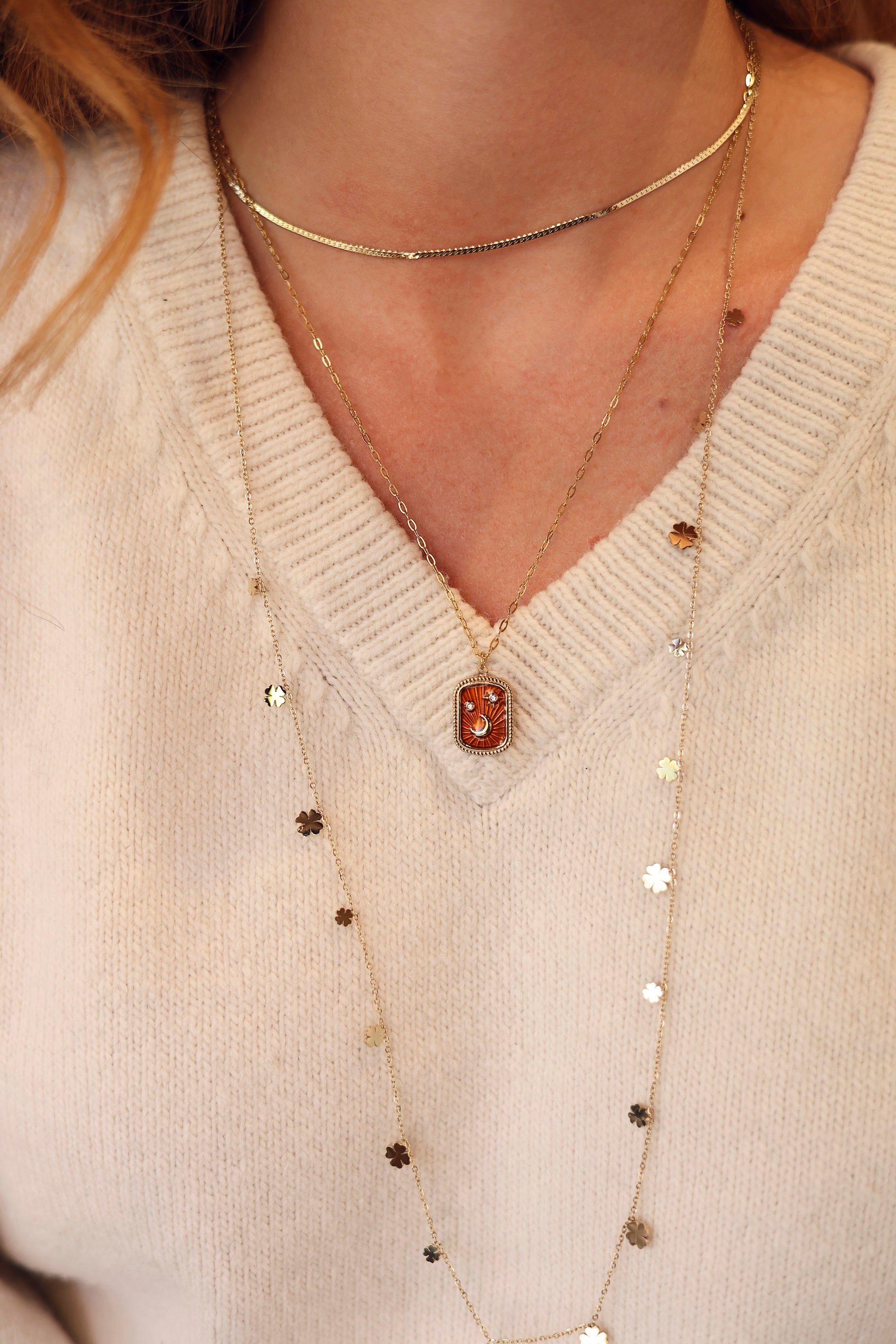 Collier doré Aquila orange avec pendentif lune et étoiles coloré orné de zircons - Bijou porté
