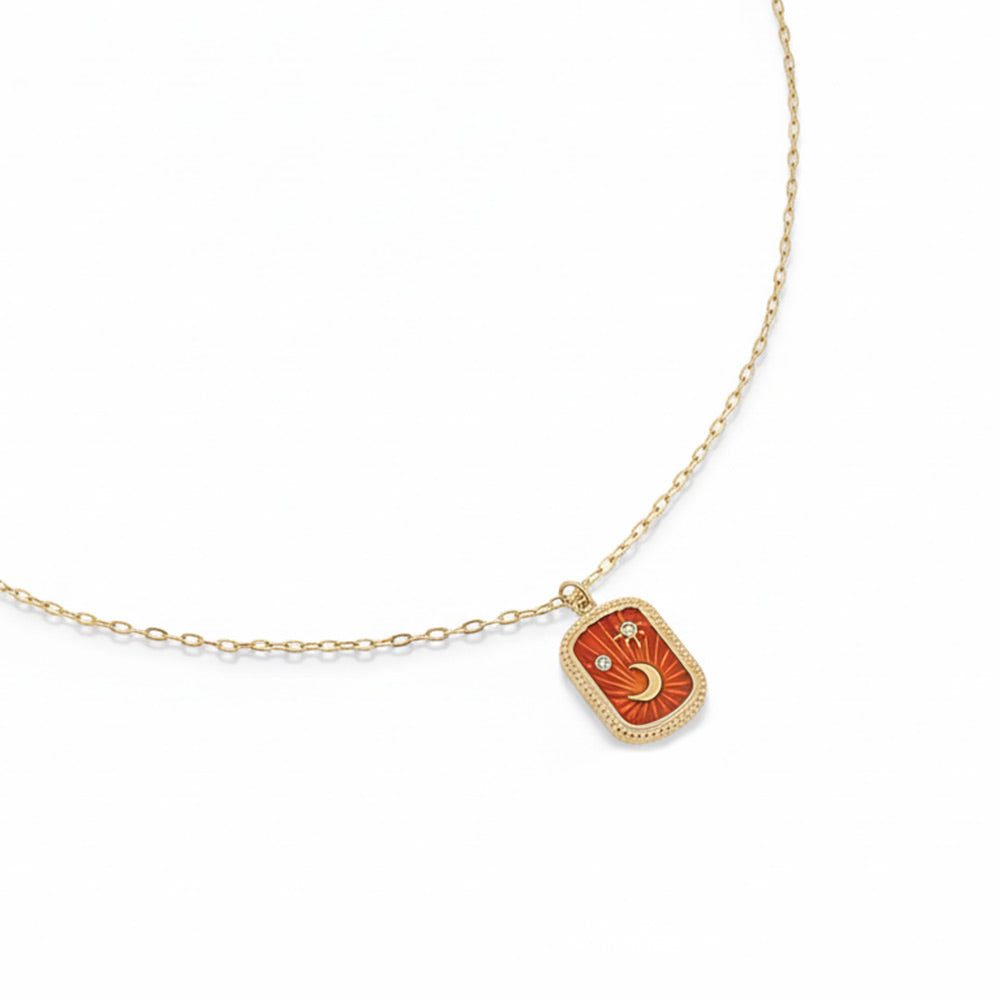 Collier doré Aquila orange avec pendentif lune et étoiles coloré orné de zircons - Bijou photographié sur fond blanc