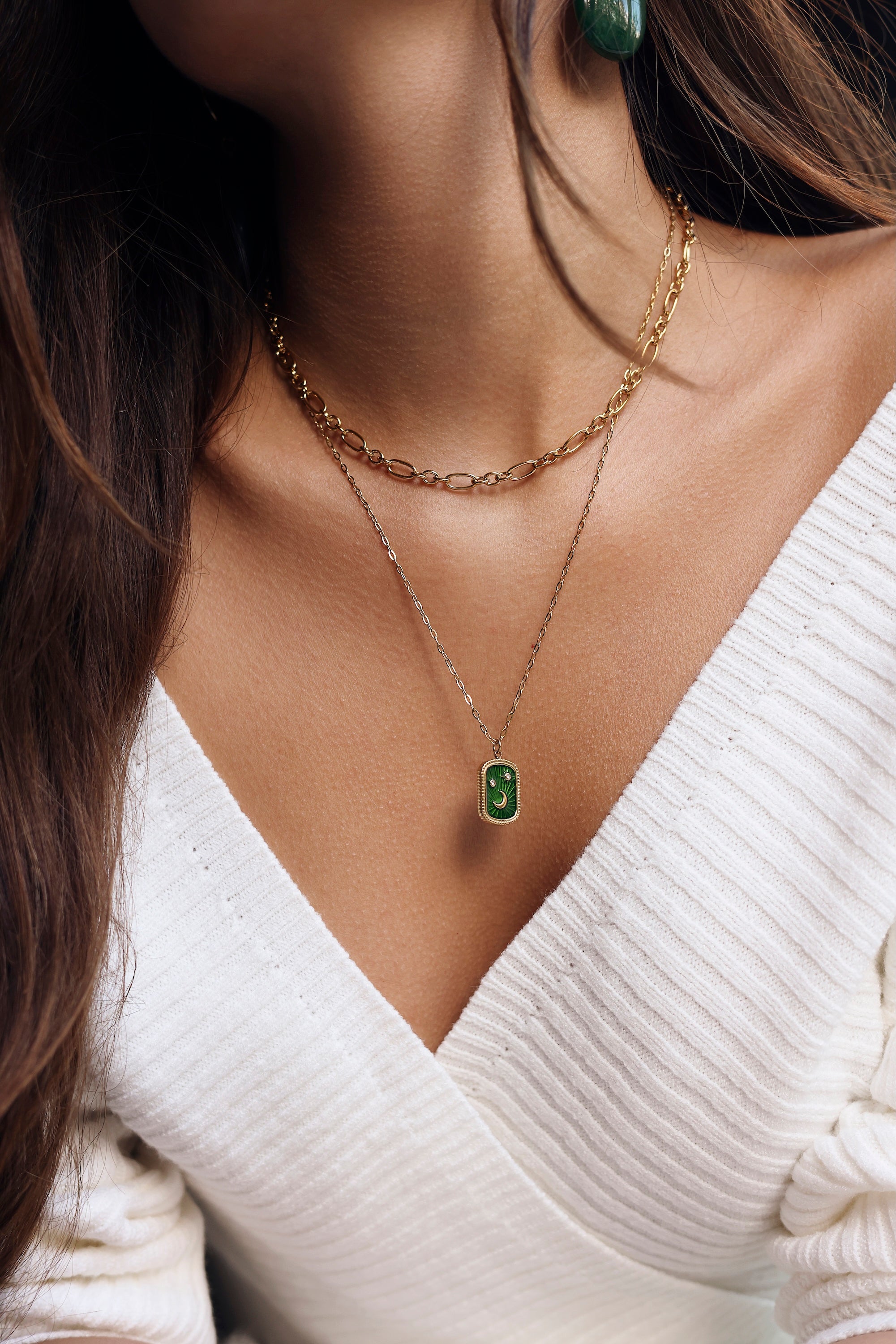 Collier doré Aquila vert avec pendentif lune et étoiles coloré orné de zircons - Bijou porté