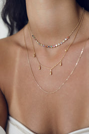 Collier doré Arya orné de pampilles à motifs orientaux - Bijou porté