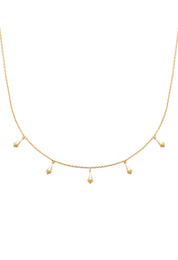Collier doré Arya orné de pampilles à motifs orientaux - Bijou sur fond blanc