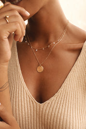 Collier doré signe du zodiaque Capricorne - Bijou porté