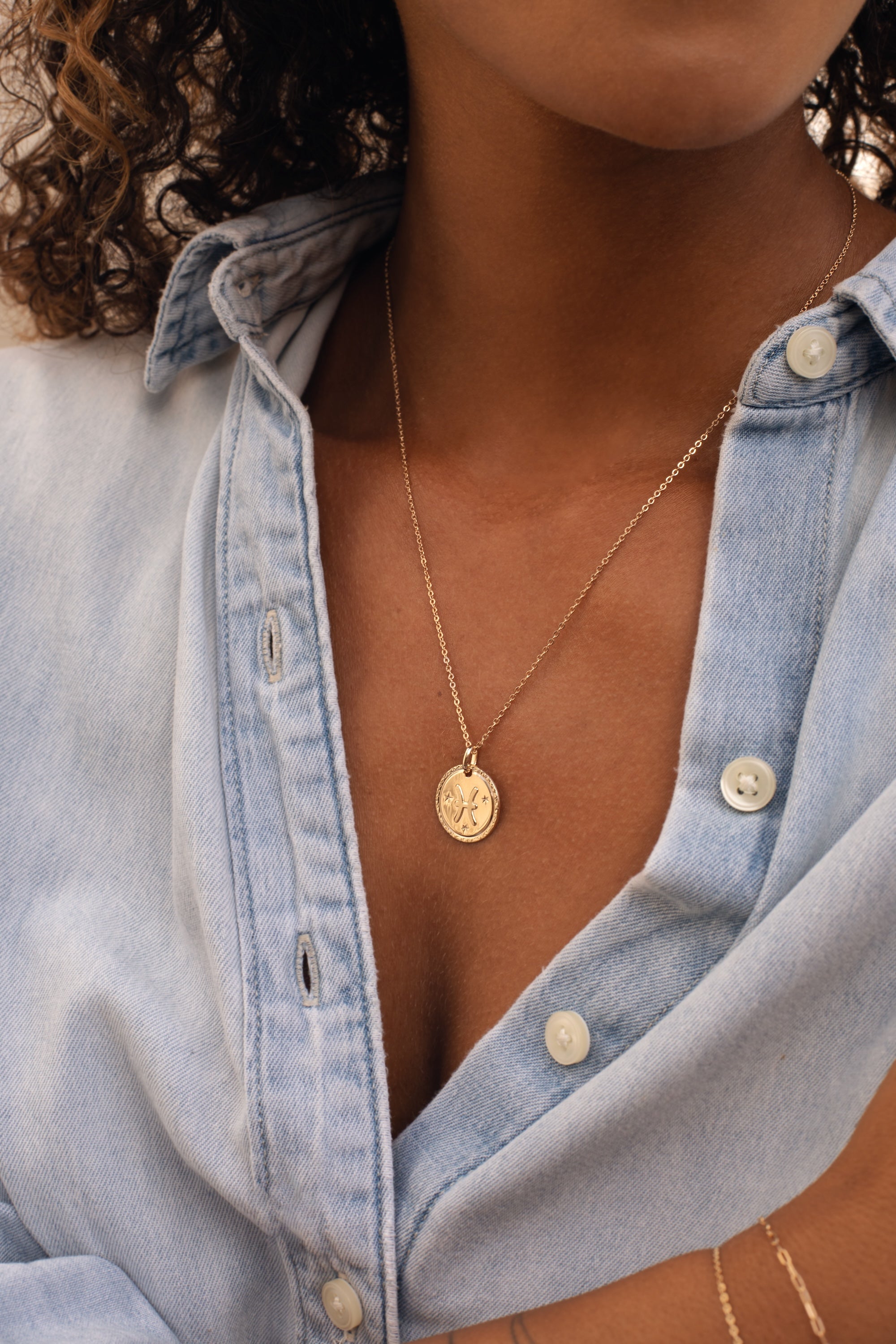 Collier doré signe du zodiaque Poissons - Bijou porté