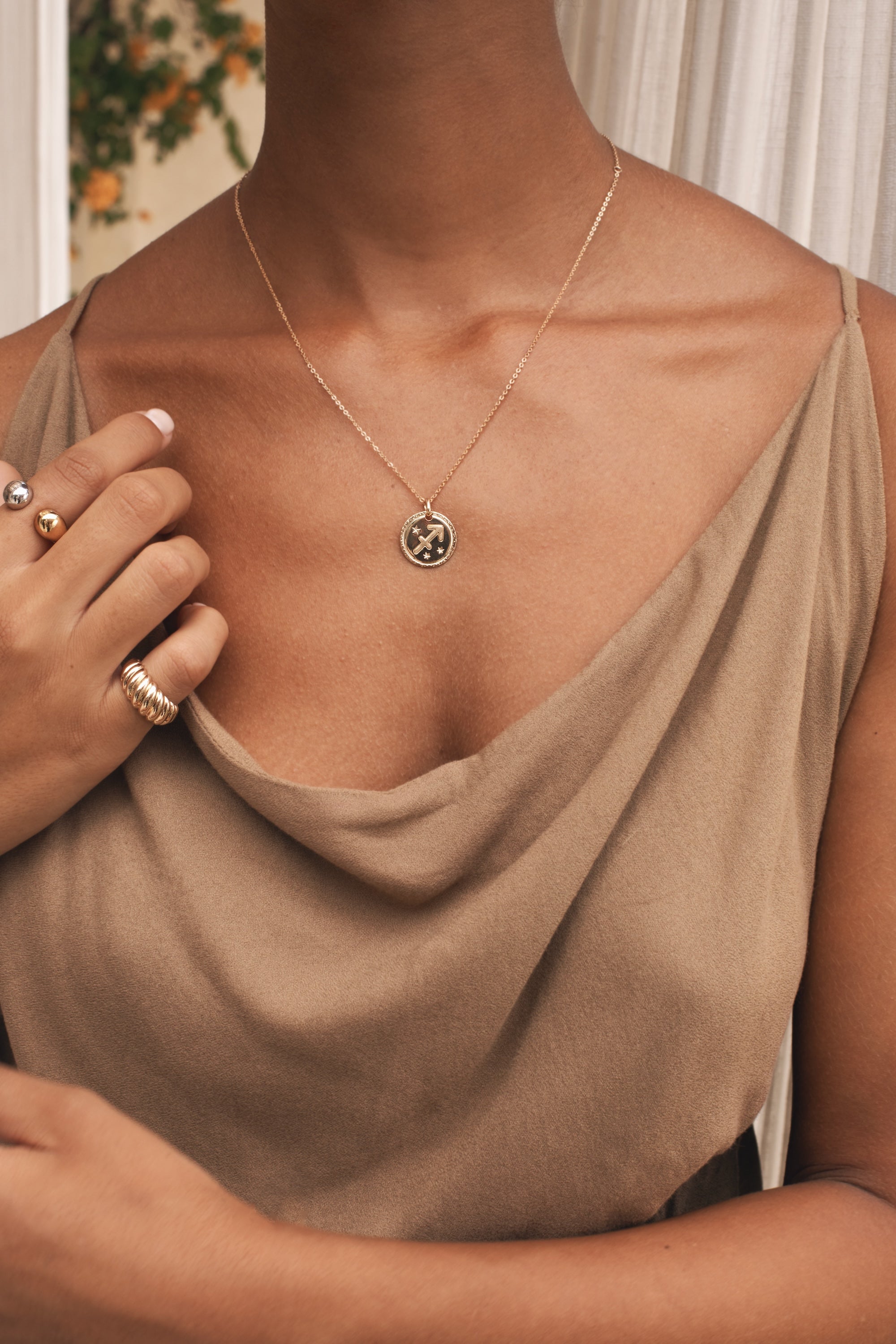  Collier doré signe du zodiaque Sagittaire - Bijou porté