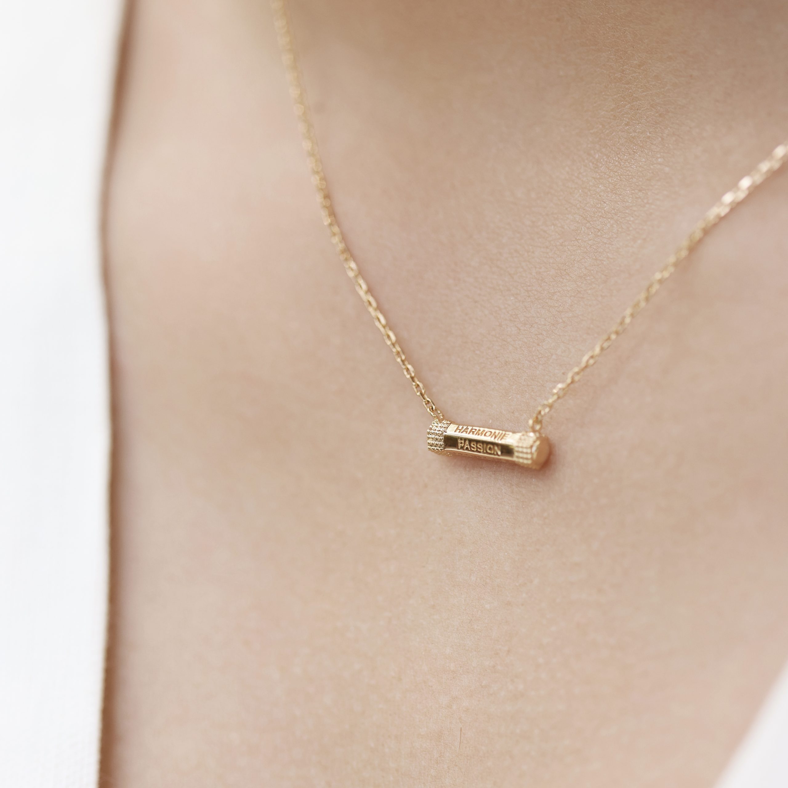 Collier doré talisman Basma - Bijou porté
