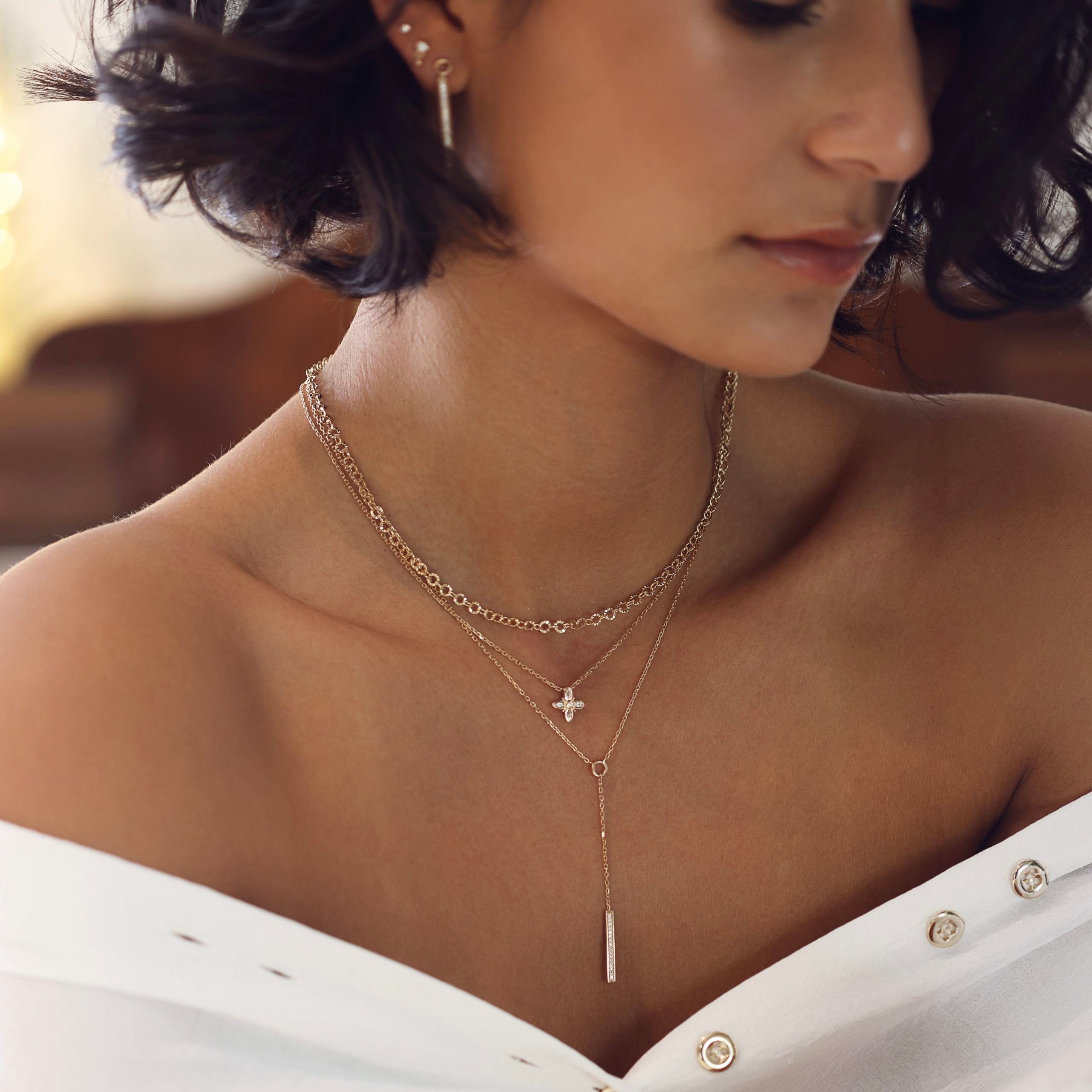 Collier doré Béatrice plongeant avec anneau et plaquette sertie de zircons - Bijou porté