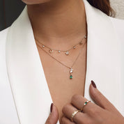  Collier doré pampilles cœur, fer à cheval, trèfle et zircons Bella - Bijou porté