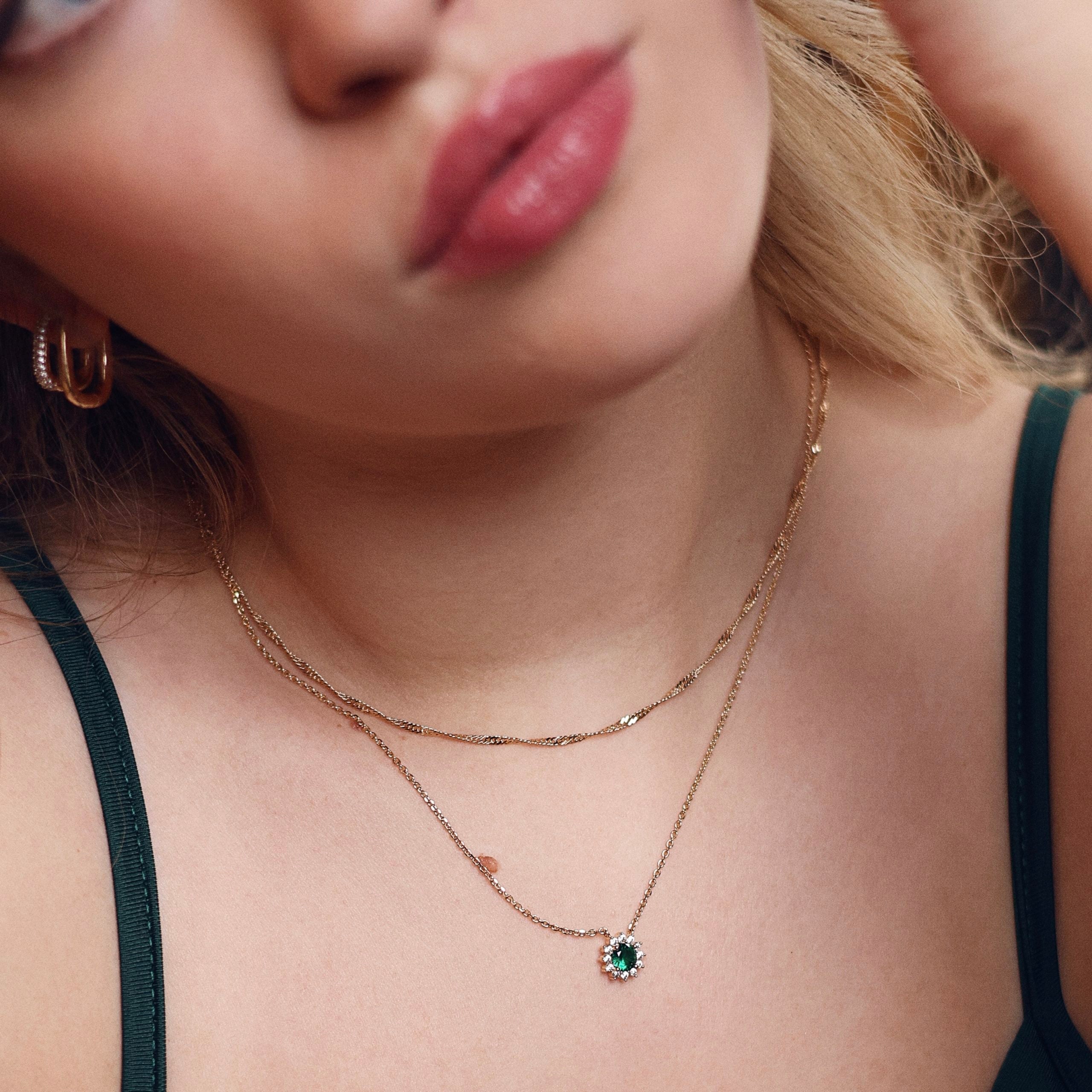 Collier doré Bénédicte zircons vert et blanc - Bijou porté