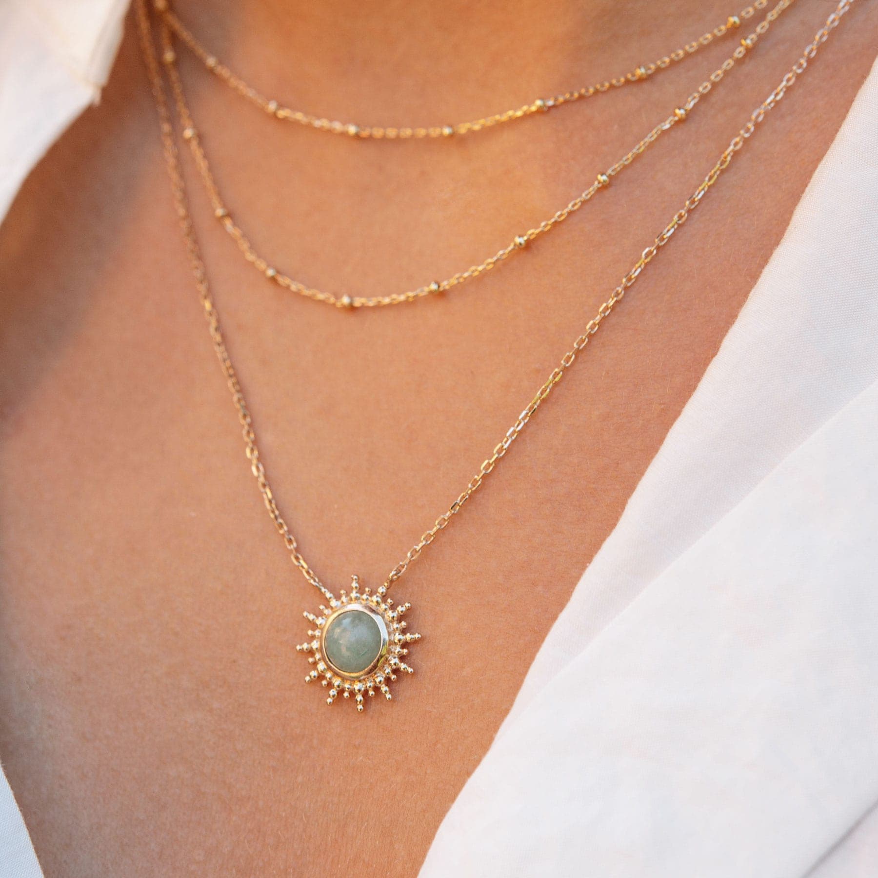 Collier doré Buffy soleil avec pierre aventurine centrale - Bijou porté