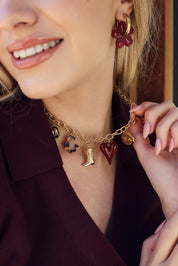 Collier maille doré Carolane avec pendentifs chapeau, trèfle, botte, cœur, bouche et soleil - Bijou porté