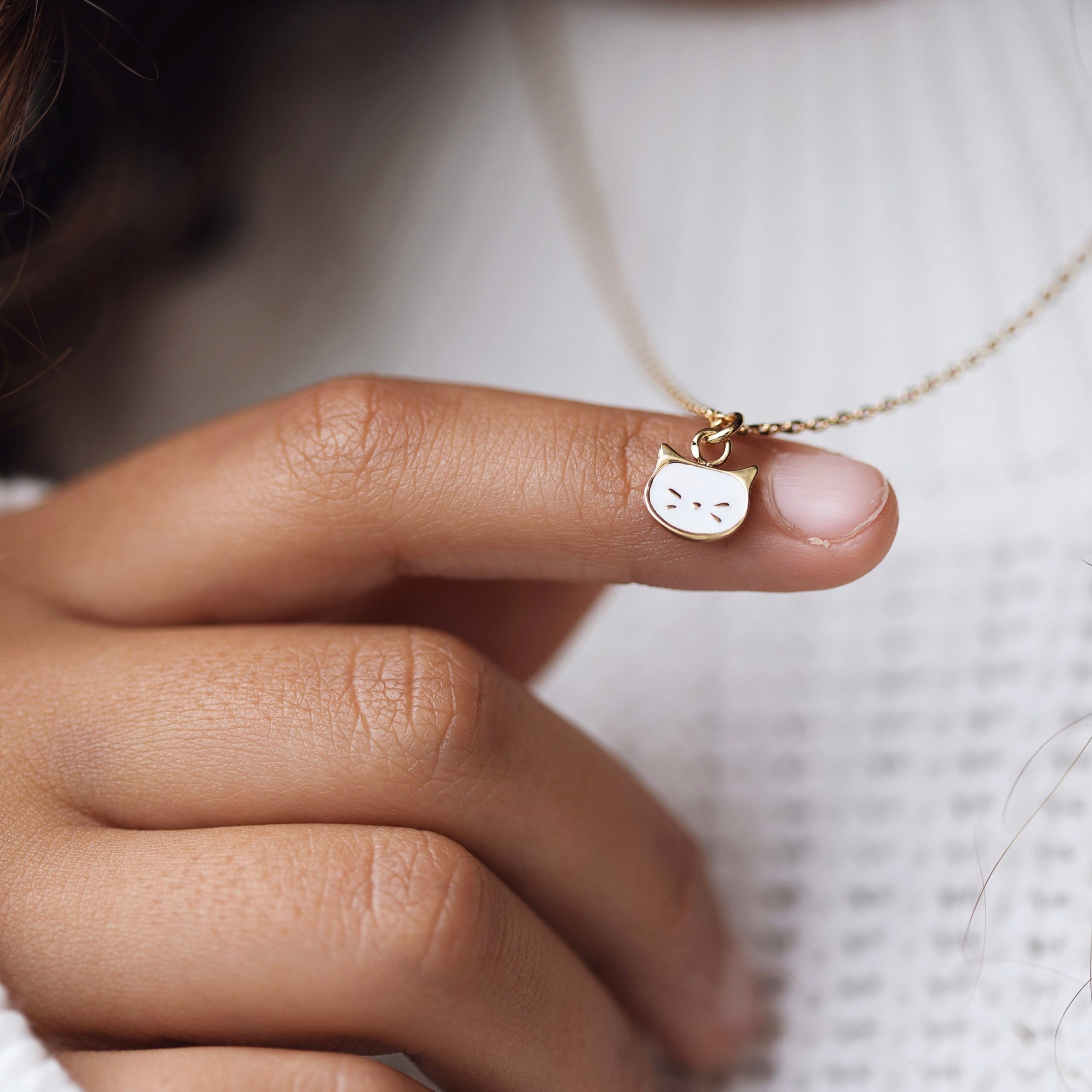 Collier doré enfant pendentif chat blanc - Bijou porté
