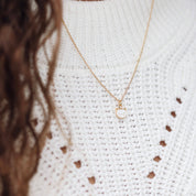 Collier doré enfant pendentif chat blanc - Bijou porté