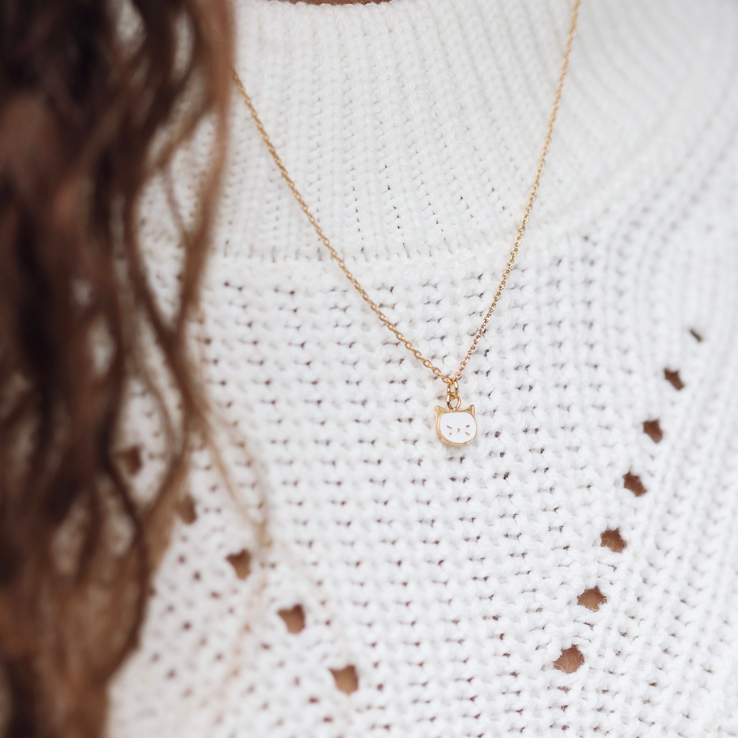 Collier doré enfant pendentif chat blanc - Bijou porté