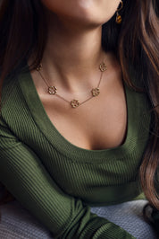 Collier doré Colline trèfles - Bijou porté