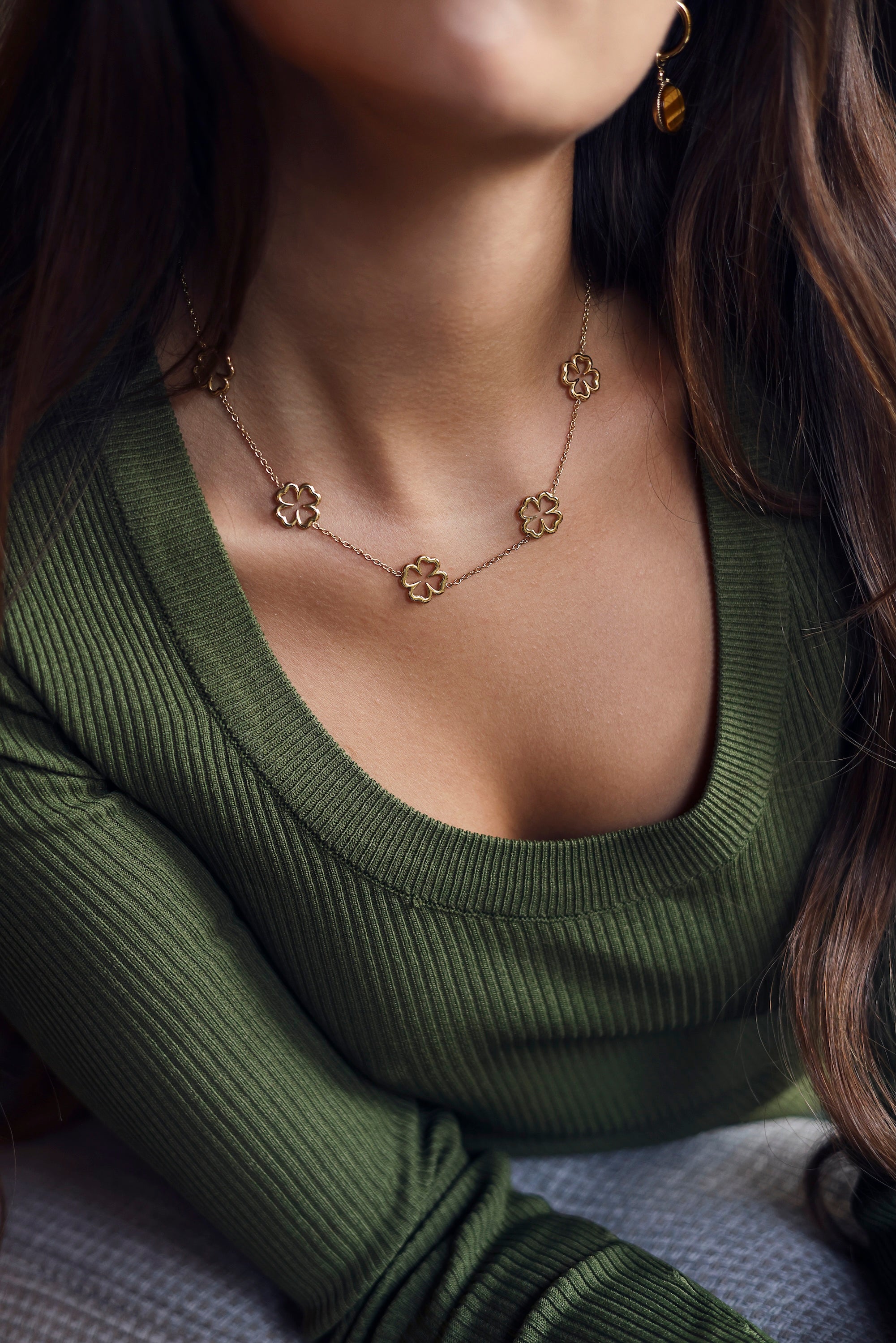 Collier doré Colline trèfles - Bijou porté