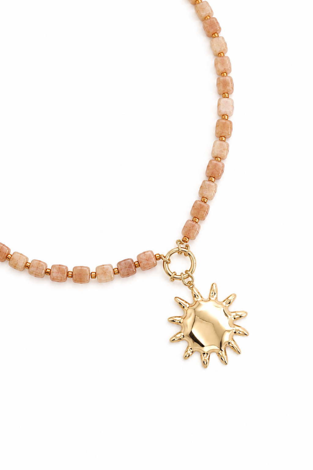 Collier doré Darya soleil orné de perles carrées en agate camel et d'un pendentif soleil amovible - Bijou sur fond blanc