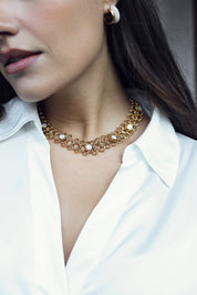Collier statement doré Dolli en maille épaisse orné de nacres - Bijou porté
