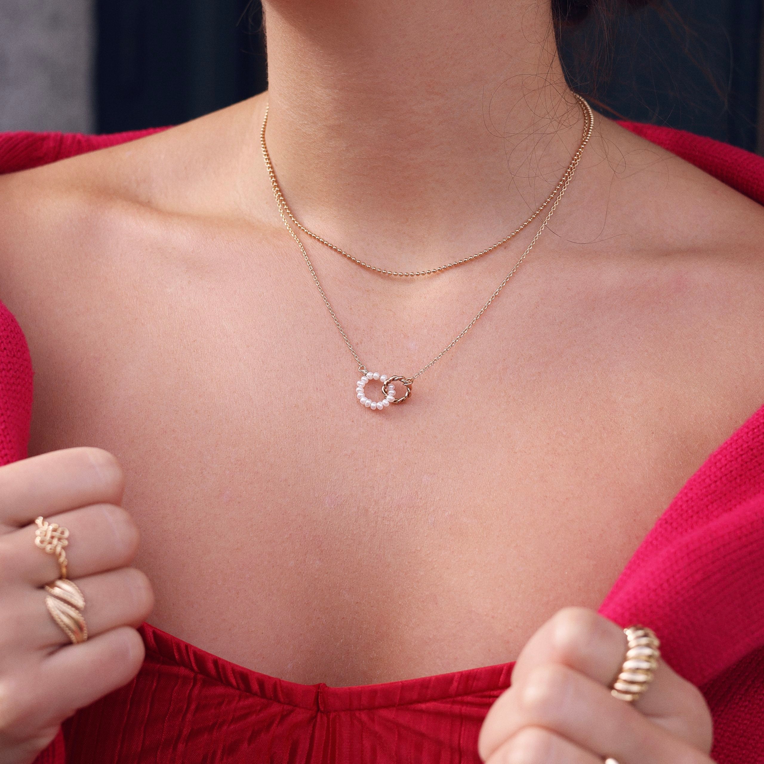 Collier doré ELISA en laiton doré 3 microns avec anneaux entrelacés et nacres - Collection Saint-Valentin - Bijou porté