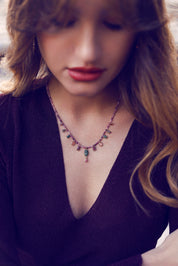 Collier doré Enolia en pierres naturelles orné de charms - Bijou porté