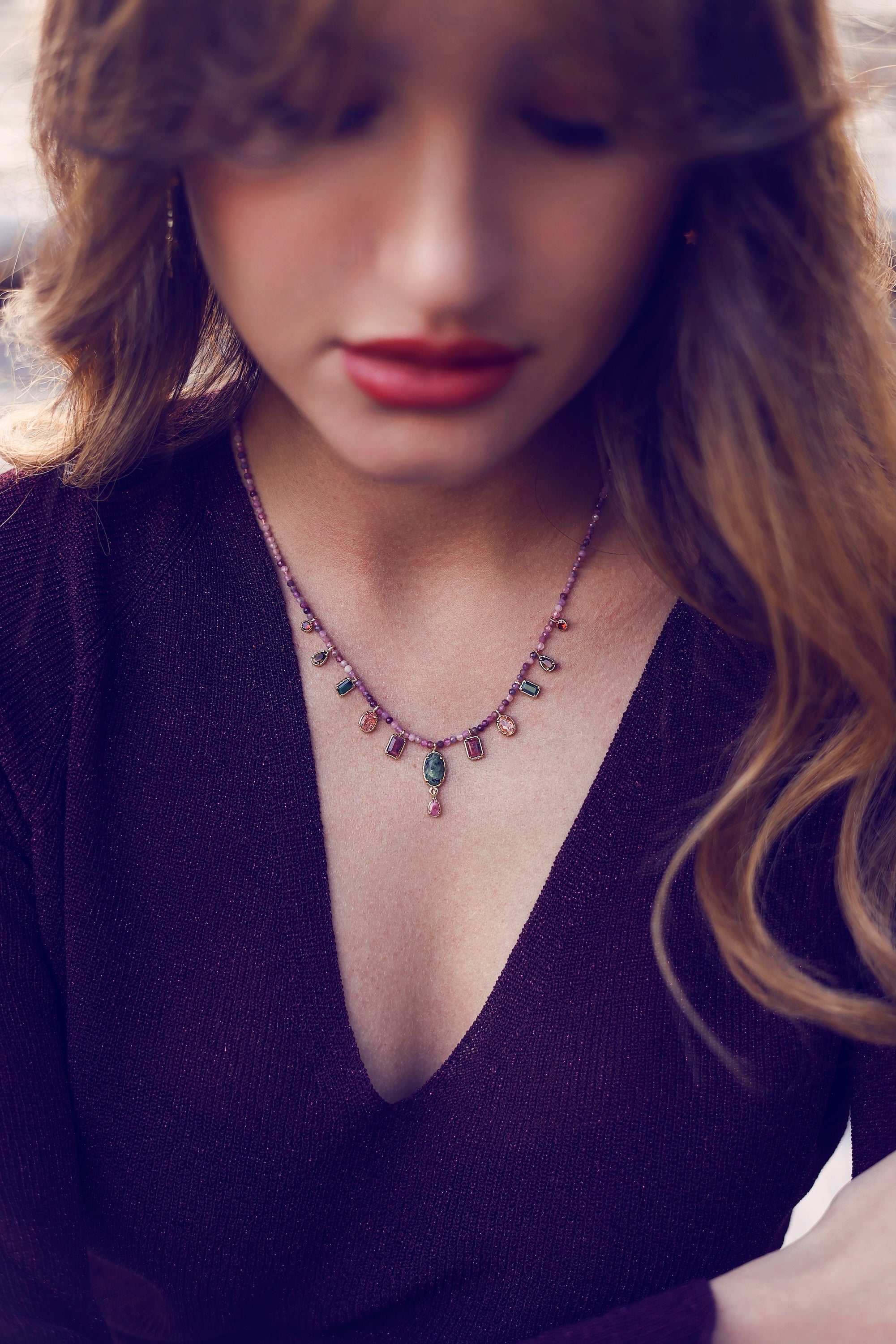 Collier doré Enolia en pierres naturelles orné de charms - Bijou porté