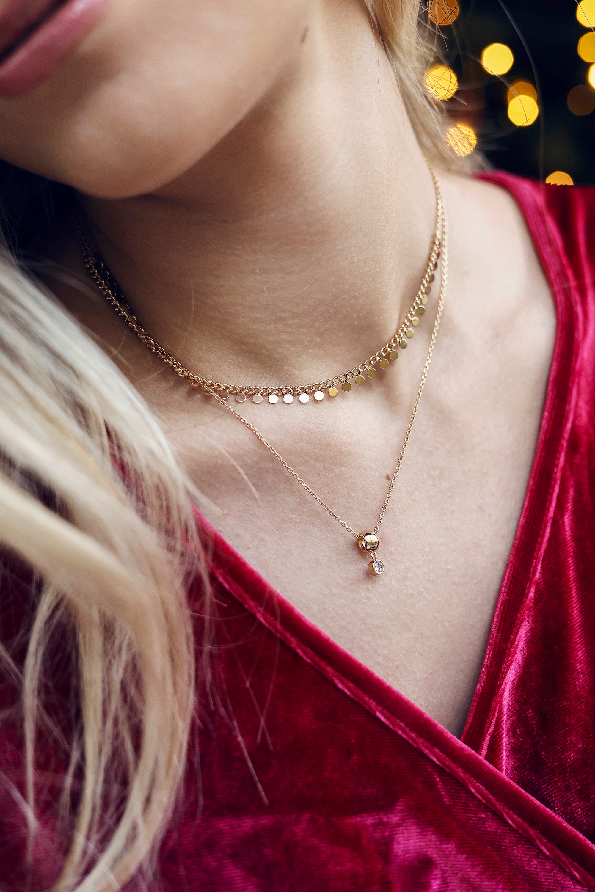 Collier doré Erza avec pampilles pastilles lisses - Bijou porté