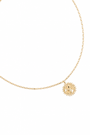 Collier doré Eugénie - Bijou sur fond blanc