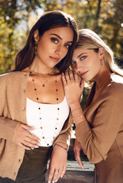 Collier sautoir doré Fergi oeil de tigre chaîne fine orné de pierres naturelles en forme de trèfle - Bijou porté