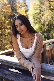 Collier sautoir doré Fergi oeil de tigre chaîne fine orné de pierres naturelles en forme de trèfle - Bijou porté
