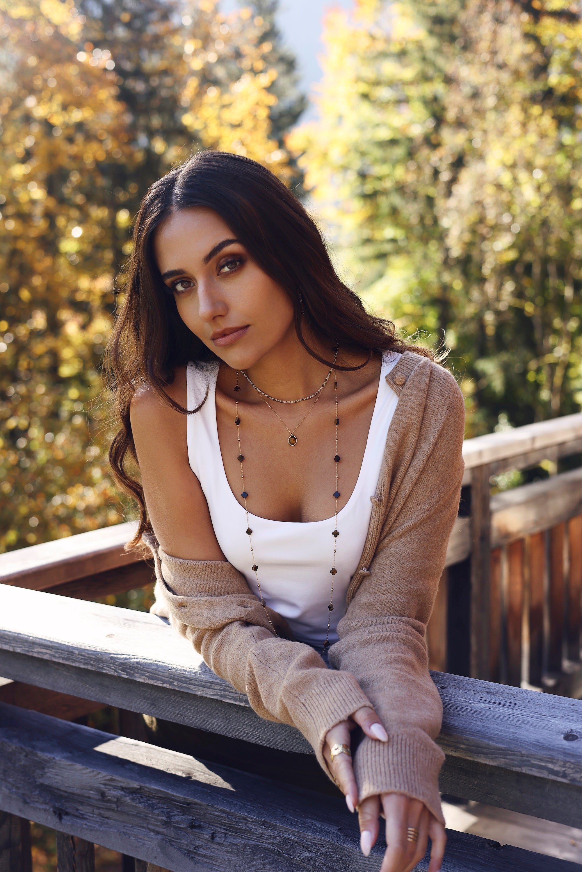 Collier sautoir doré Fergi oeil de tigre chaîne fine orné de pierres naturelles en forme de trèfle - Bijou porté
