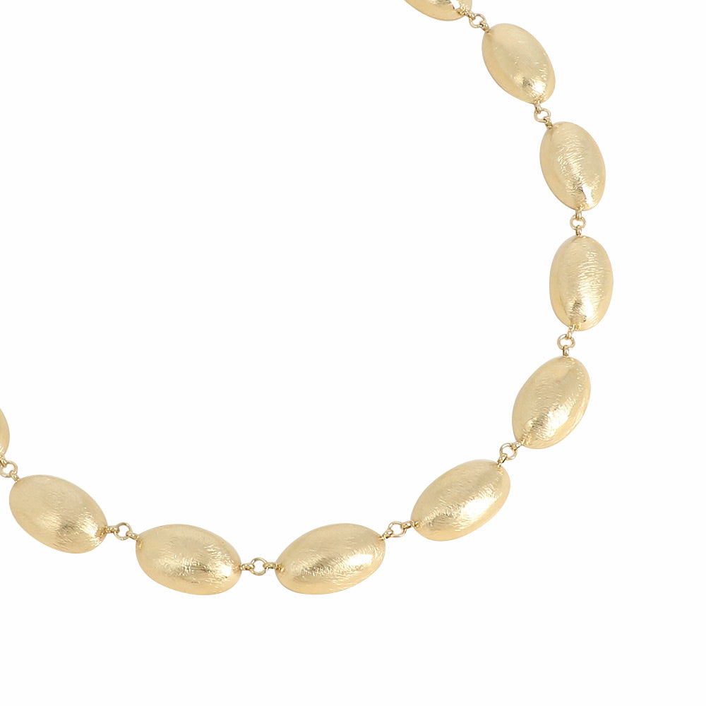 Collier doré Florys effet brossé - Bijou photographié sur fond blanc