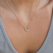 Collier doré cœur zircons Galinda - Bijou porté