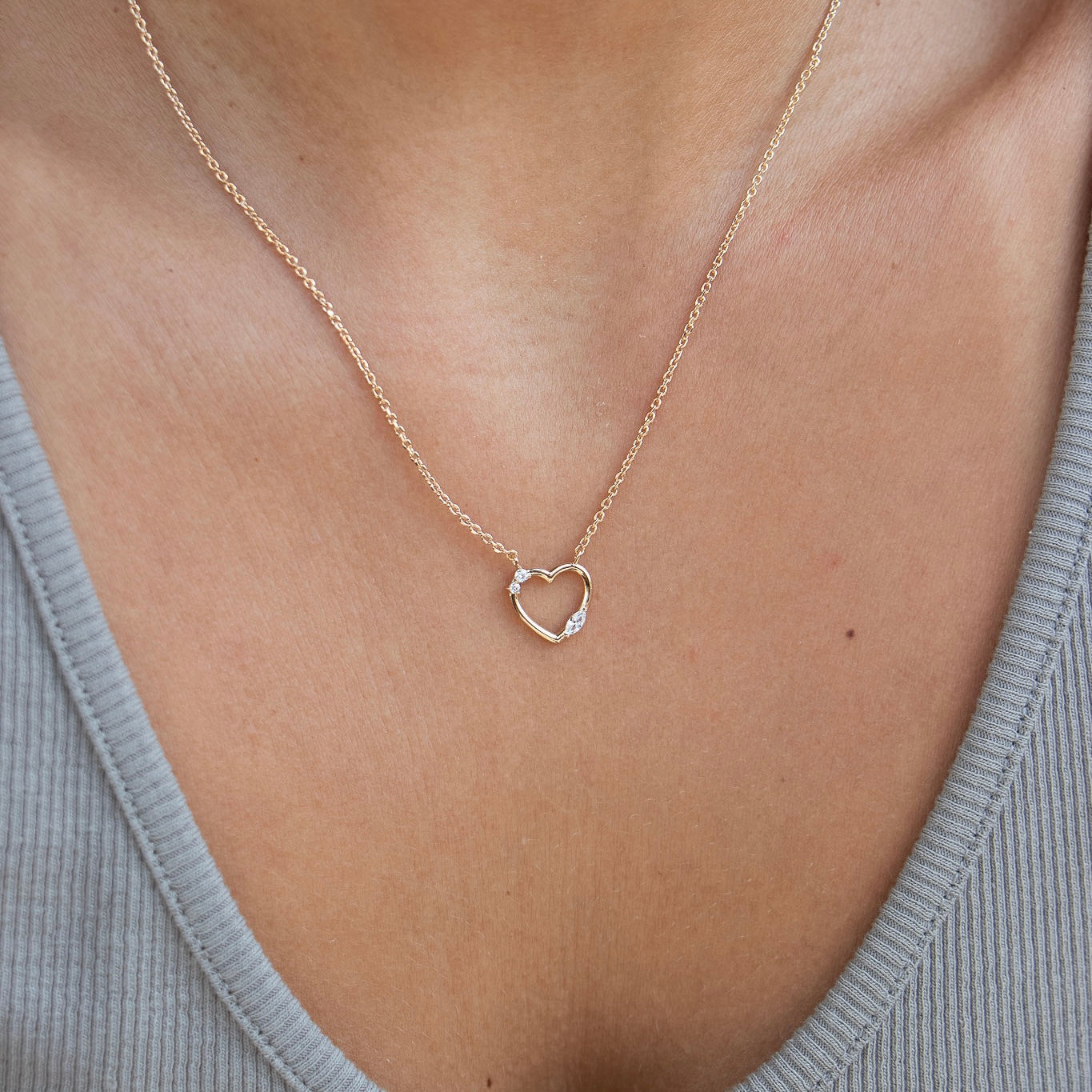 Collier doré cœur zircons Galinda - Bijou porté