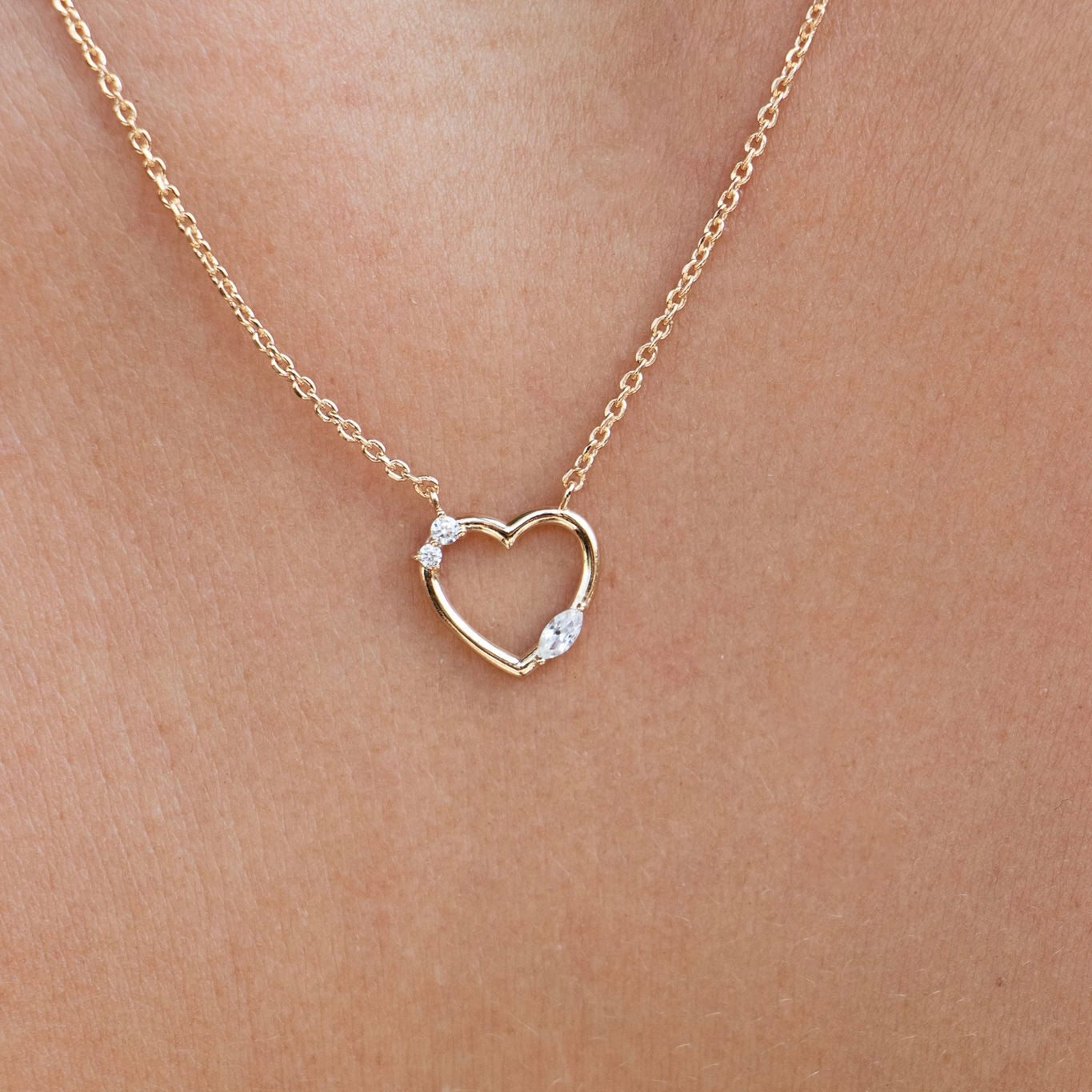 Collier doré cœur zircons Galinda - Bijou porté