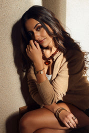 Collier statement doré Ginie brun en acétate avec un pendentif cœur - Bijou porté