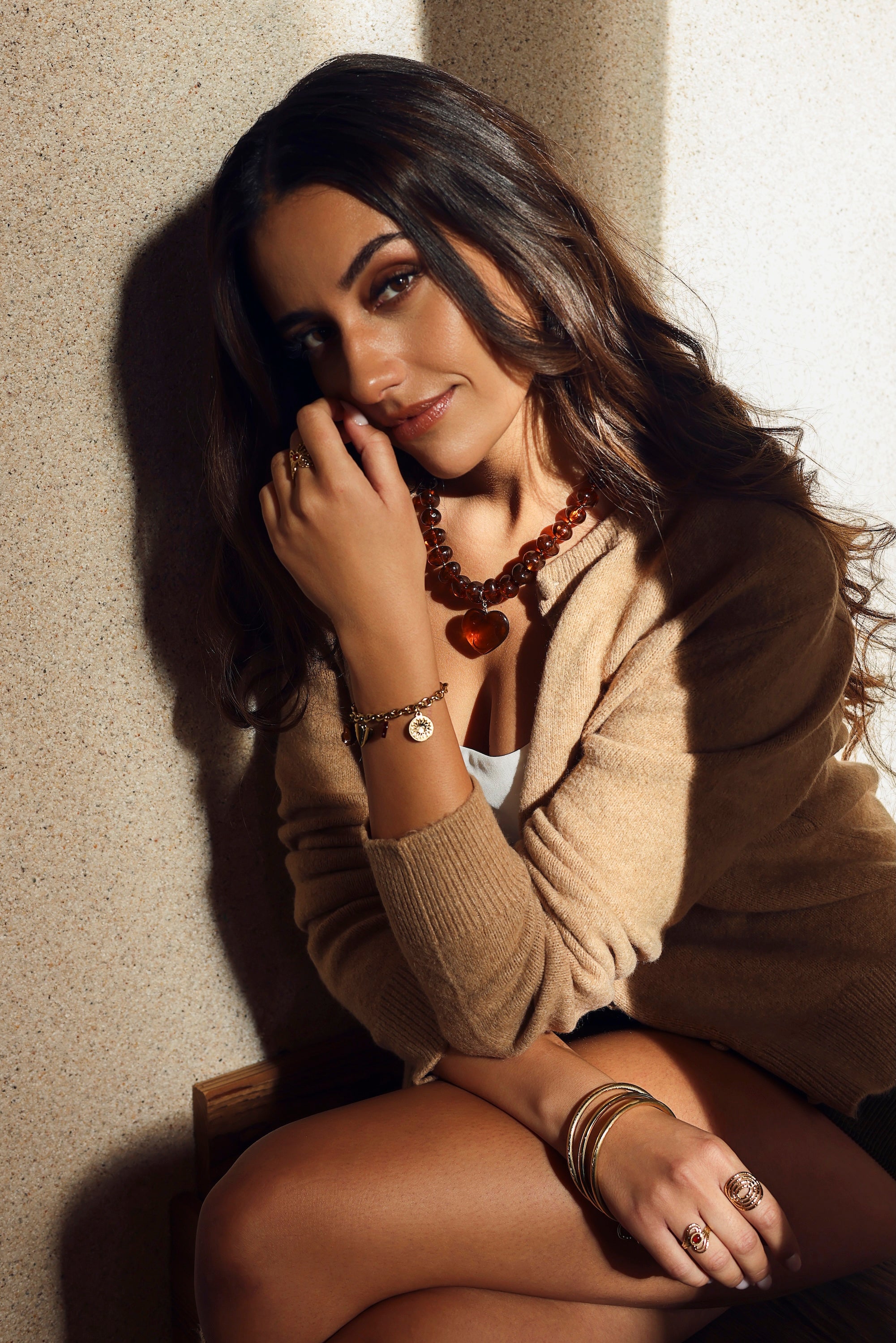 Collier statement doré Ginie brun en acétate avec un pendentif cœur - Bijou porté