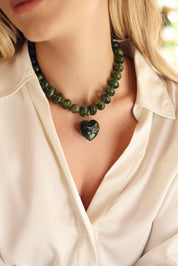 Collier statement doré Ginie vert en acétate avec un pendentif cœur - Bijou porté