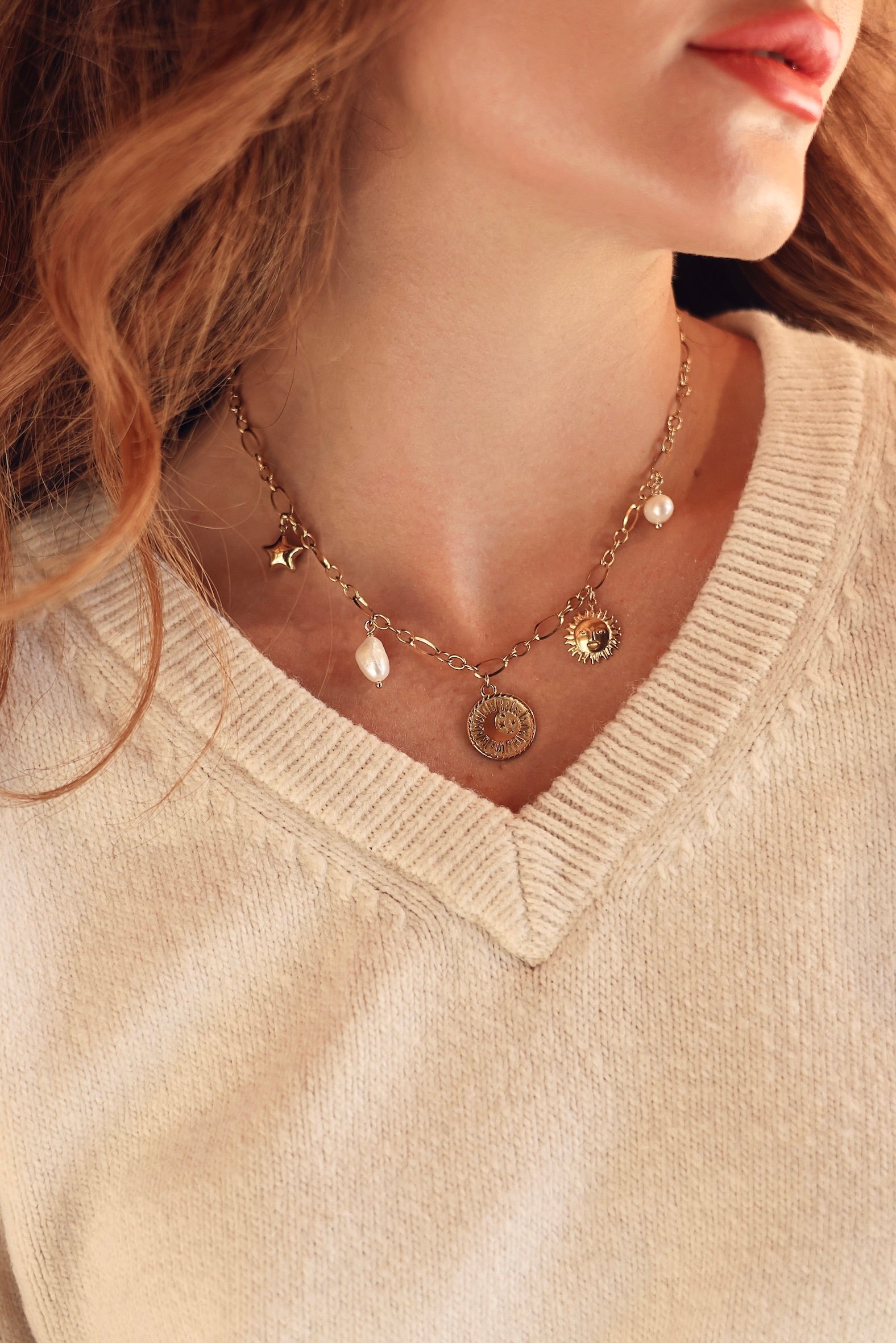 Collier en maille doré Gladys avec pendentifs soleil, lune, étoile et nacre - Bijou porté
